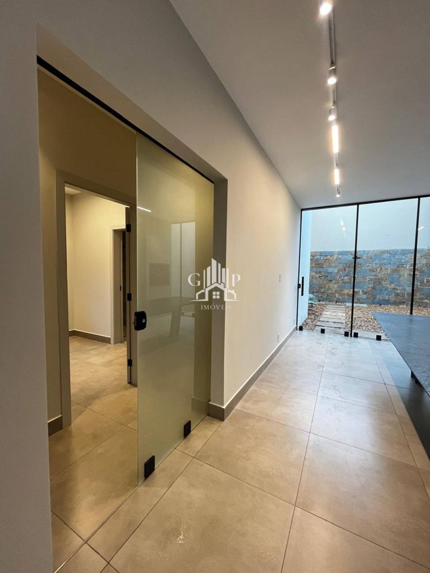 Linda casa de 3 suítes no bairro Nene Gomes