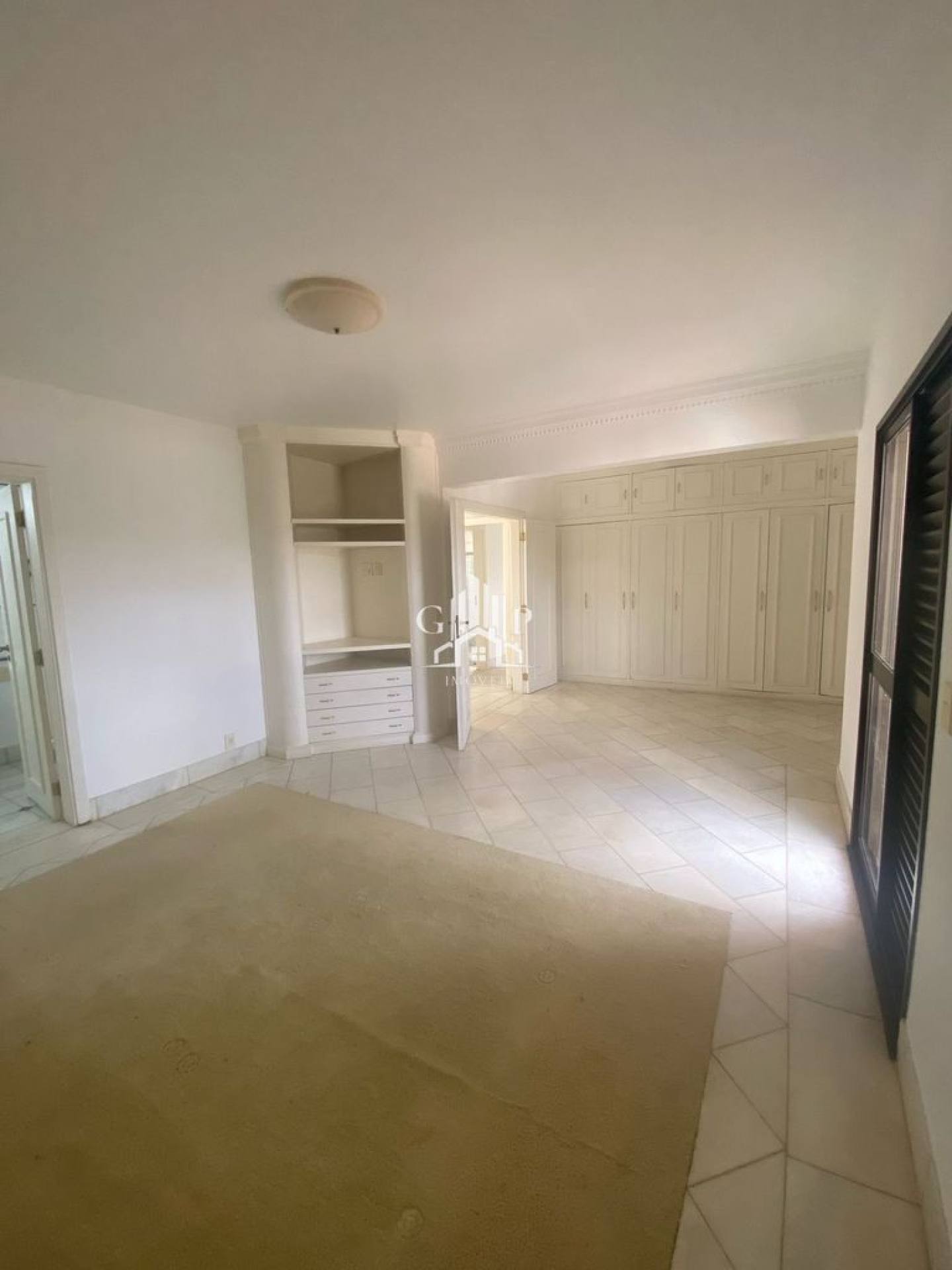 Amplo apartamento tradicional localizado no bairro Mercês com 2 suítes