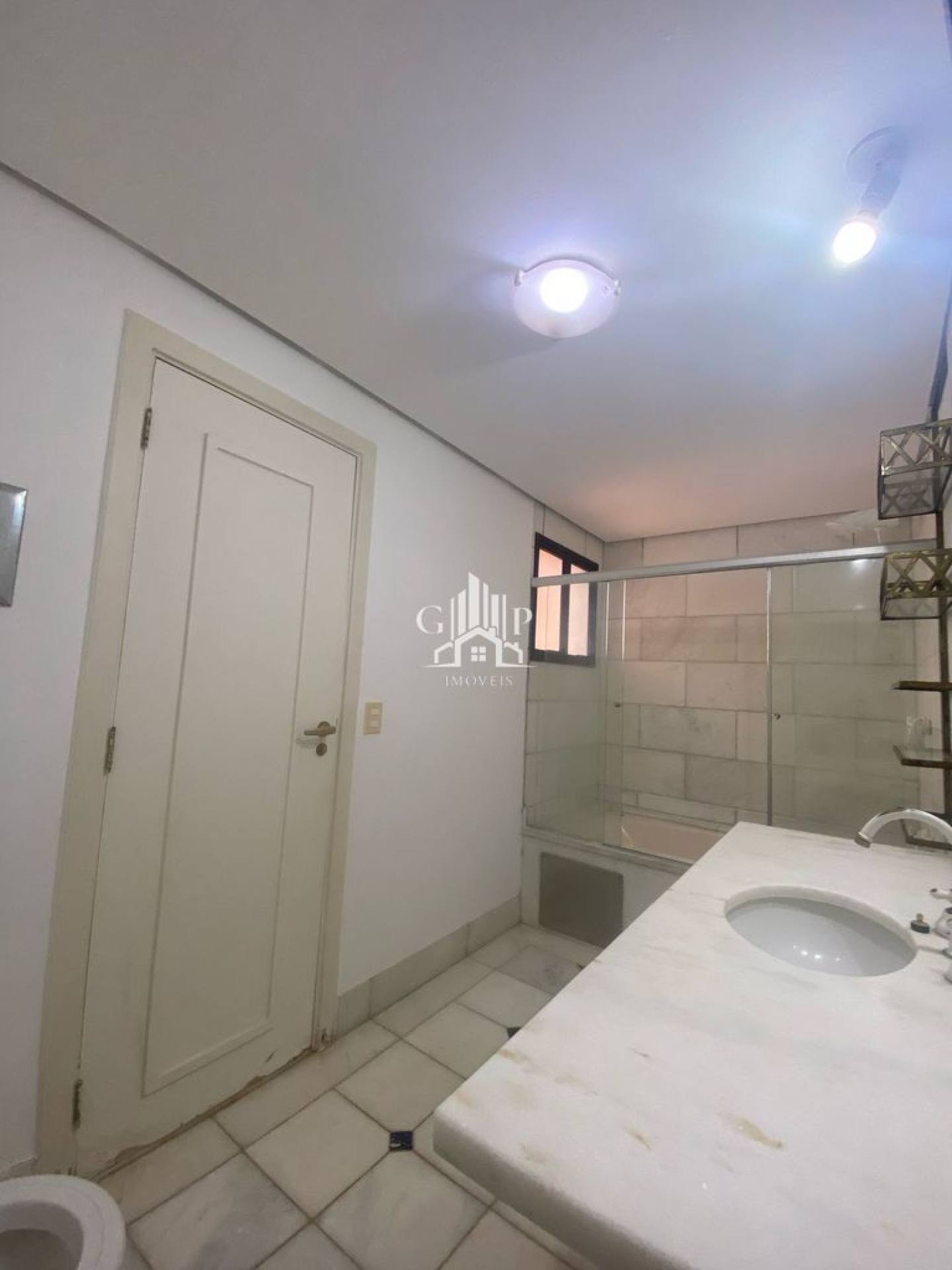 Amplo apartamento tradicional localizado no bairro Mercês com 2 suítes