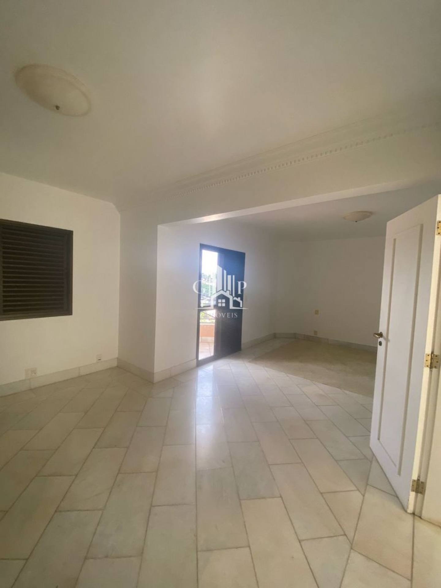 Amplo apartamento tradicional localizado no bairro Mercês com 2 suítes