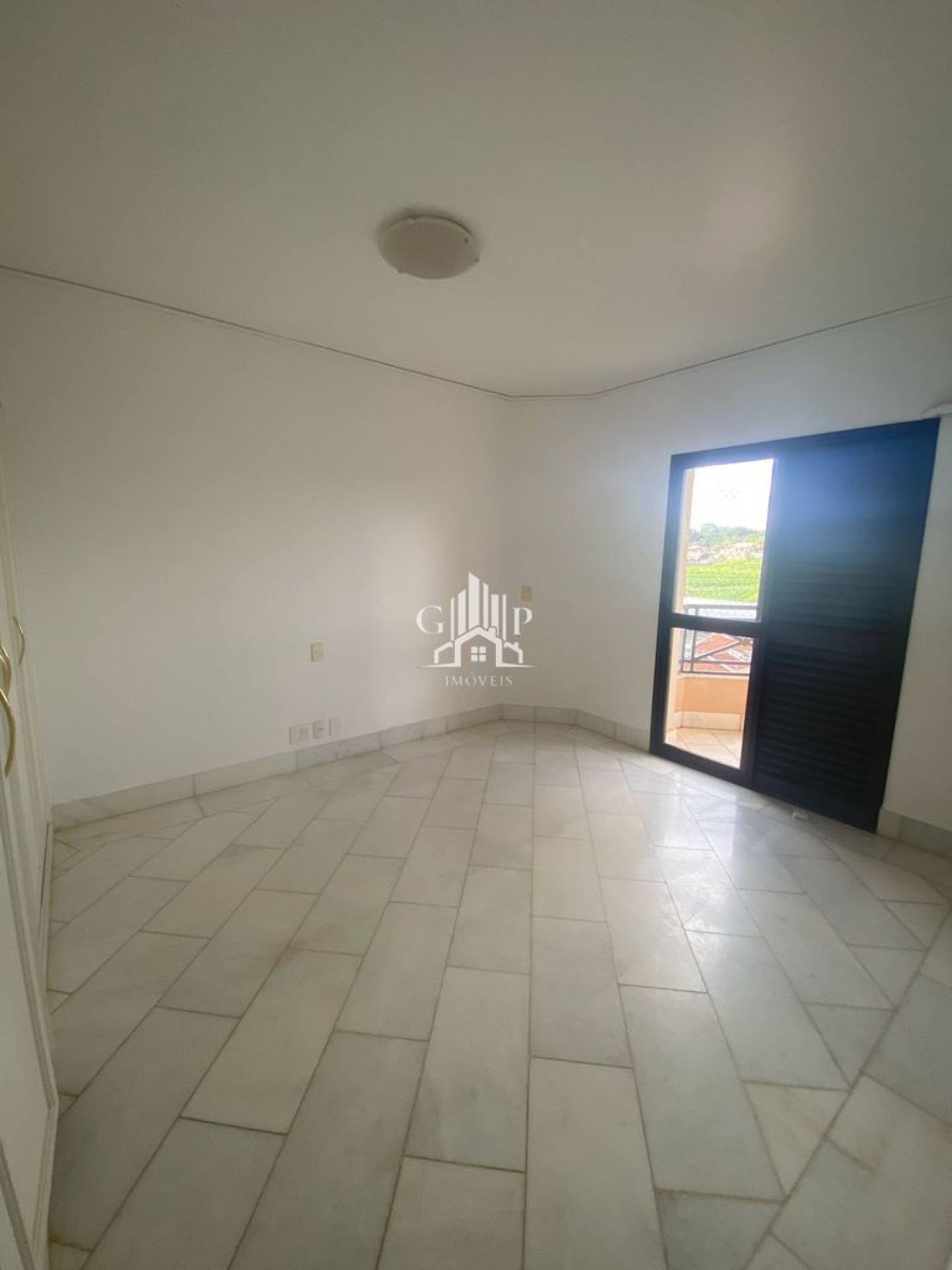 Amplo apartamento tradicional localizado no bairro Mercês com 2 suítes