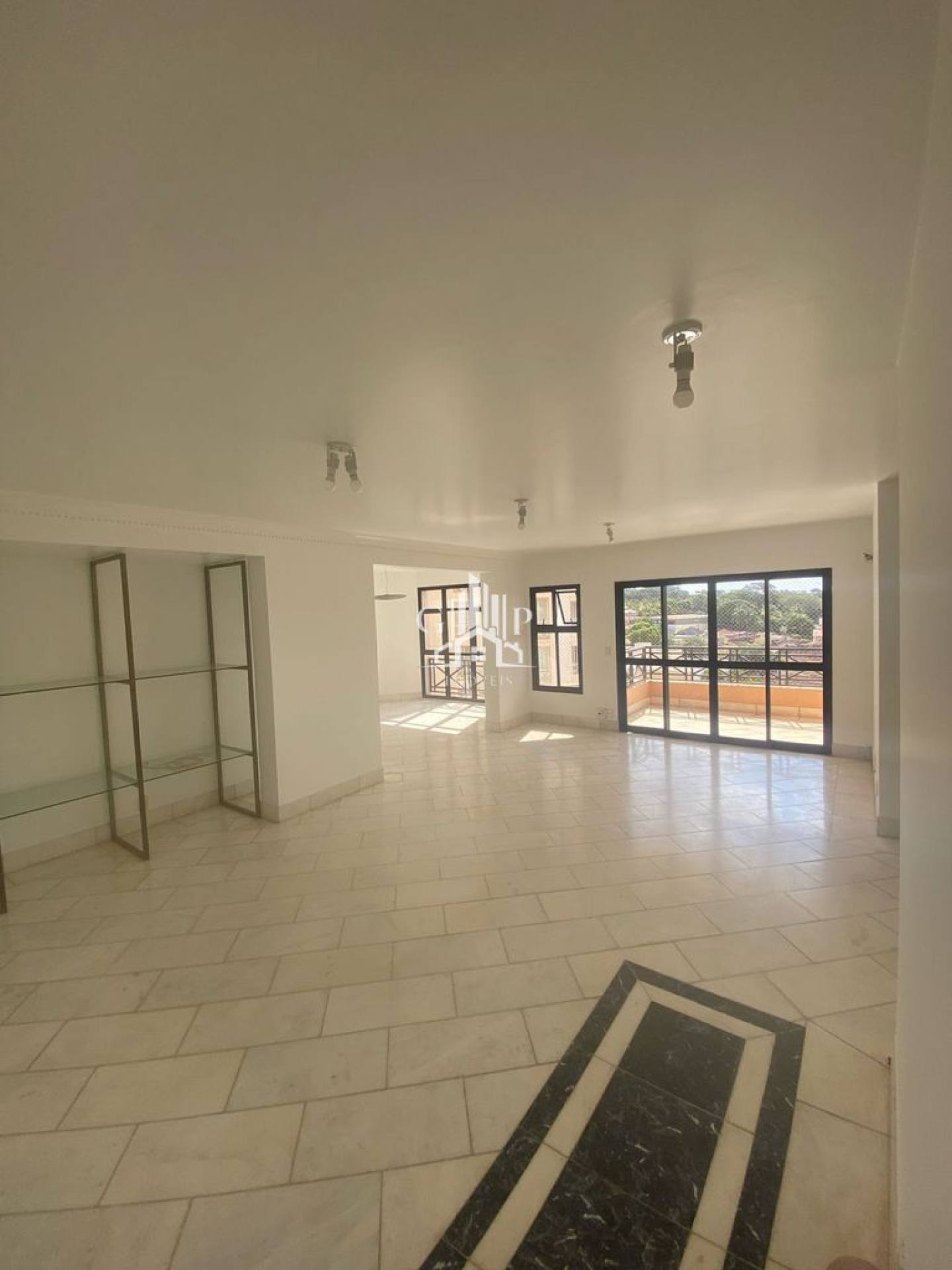 Amplo apartamento tradicional localizado no bairro Mercês com 2 suítes