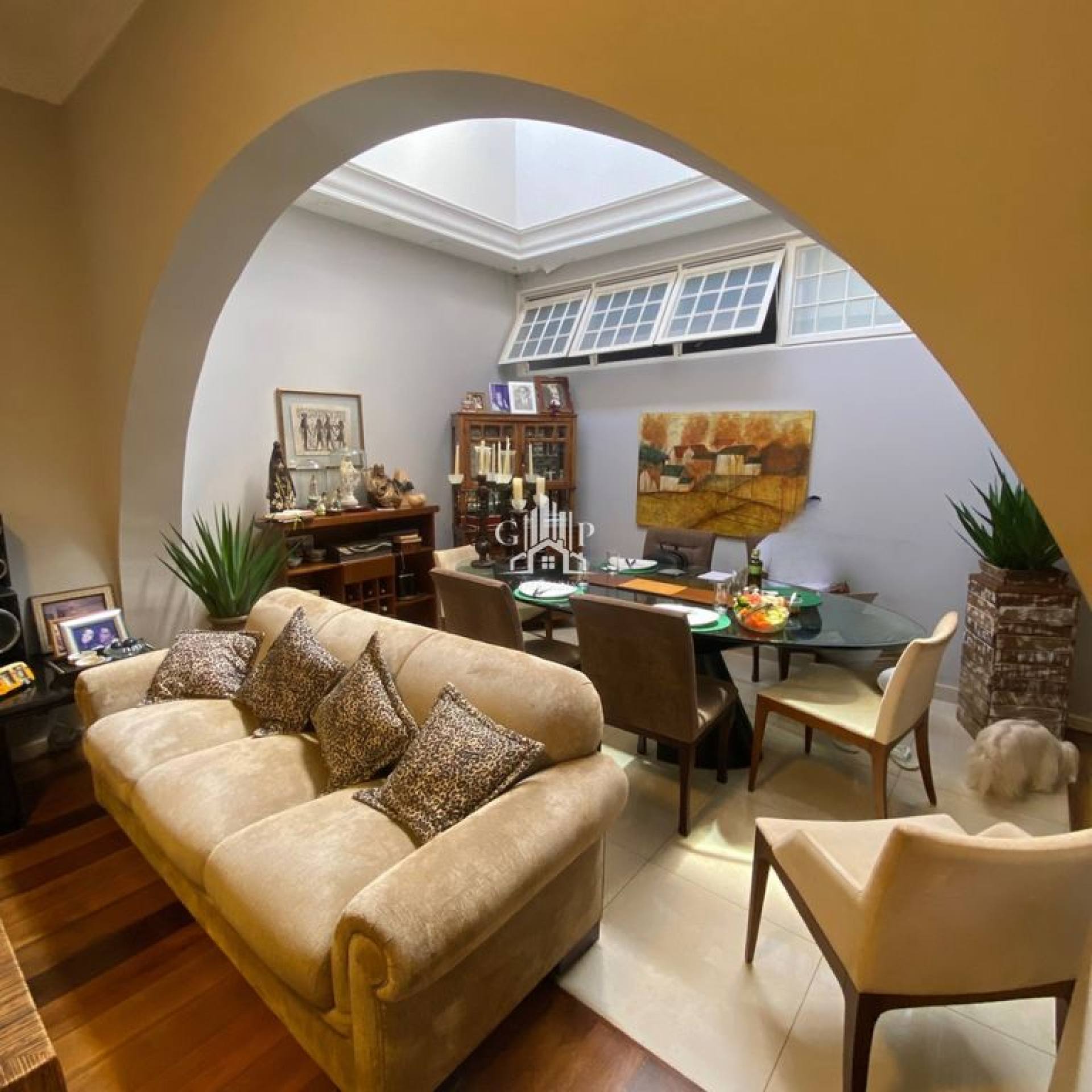 Linda casa de 4 suítes com ótima localização no bairro Santa Maria