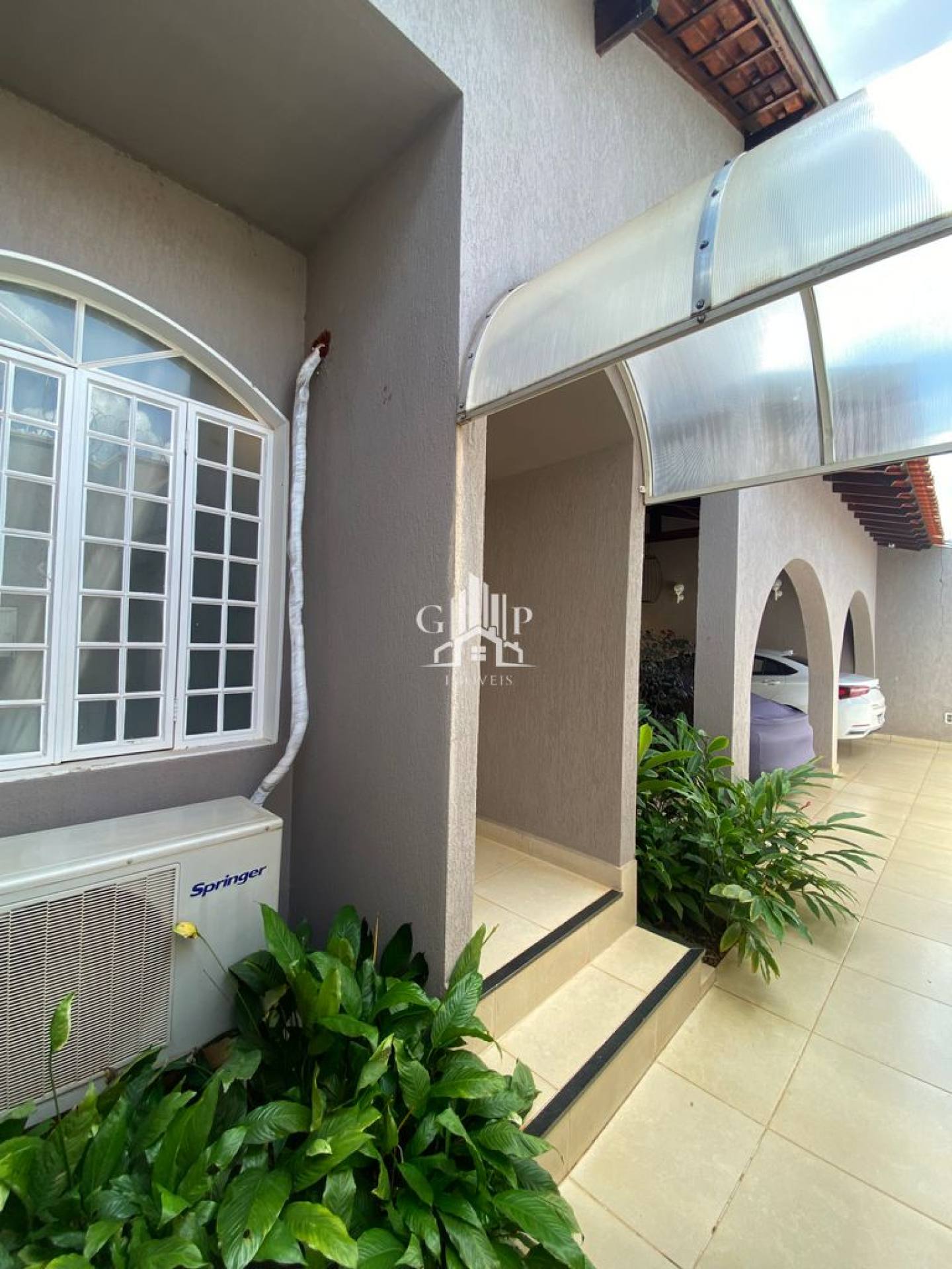 Linda casa de 4 suítes com ótima localização no bairro Santa Maria