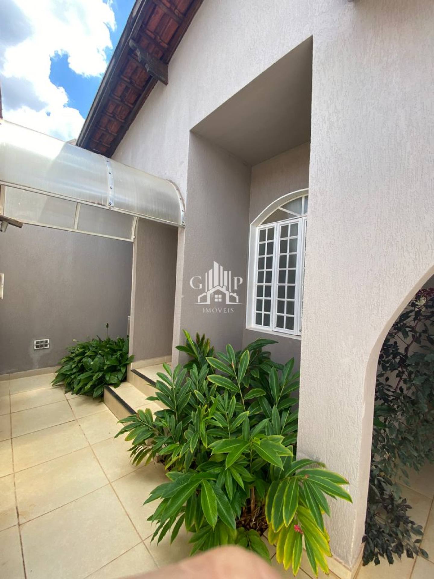 Linda casa de 4 suítes com ótima localização no bairro Santa Maria