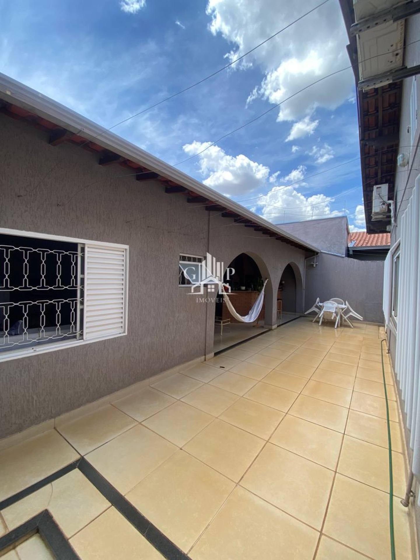 Linda casa de 4 suítes com ótima localização no bairro Santa Maria