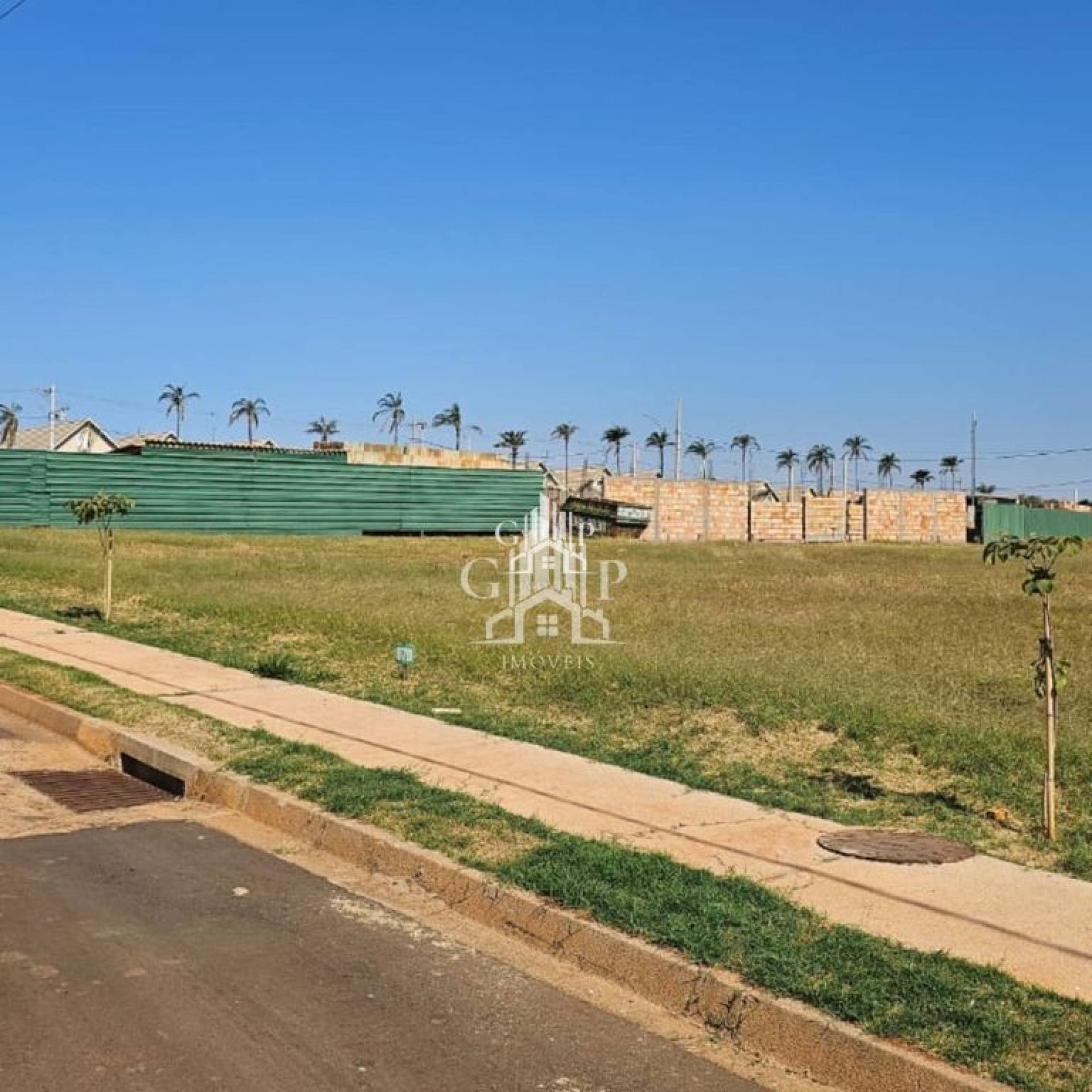 Lote no condomínio Ayat II disponível para venda