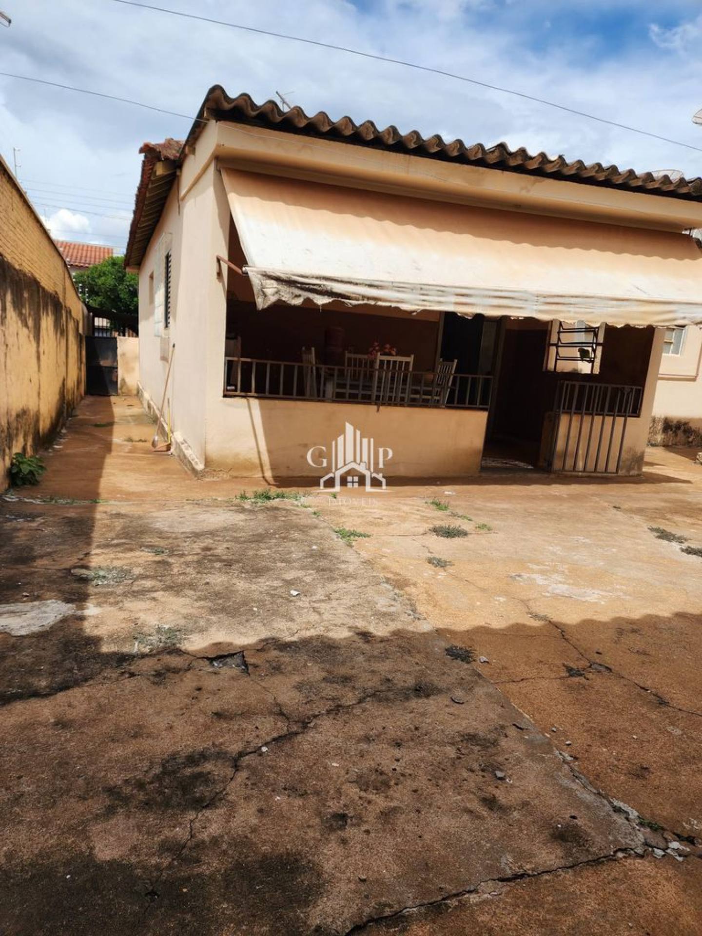 CASA À VENDA NO BAIRRO VILA MARIA HELENA COM 3 QUARTOS E VAGA PARA 3 CARROS
