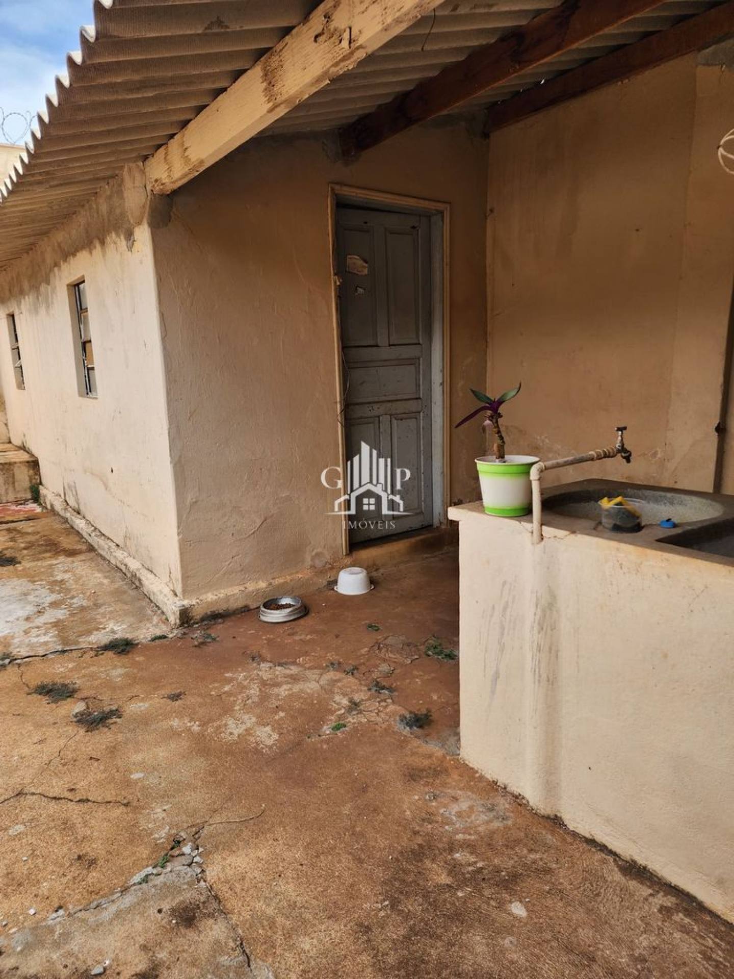 CASA À VENDA NO BAIRRO VILA MARIA HELENA COM 3 QUARTOS E VAGA PARA 3 CARROS