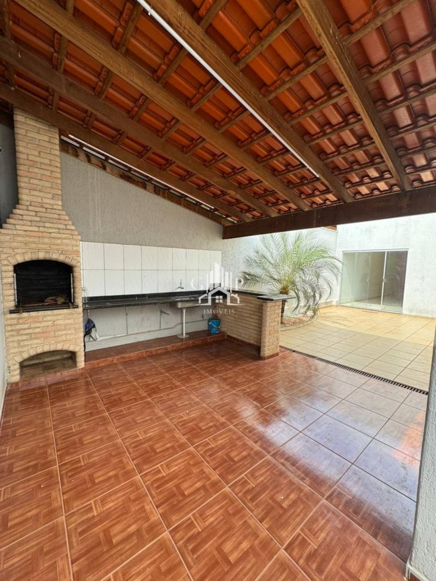 CASA À VENDA NO BAIRRO MARACANÃ COM 3 QUARTOS E CÔMODO COMERCIAL