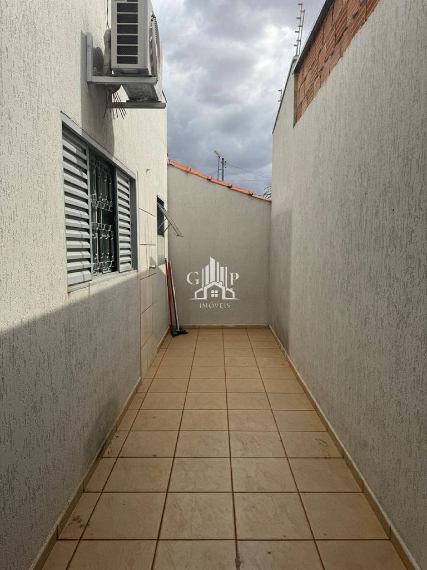 CASA À VENDA NO BAIRRO MARACANÃ COM 3 QUARTOS E CÔMODO COMERCIAL