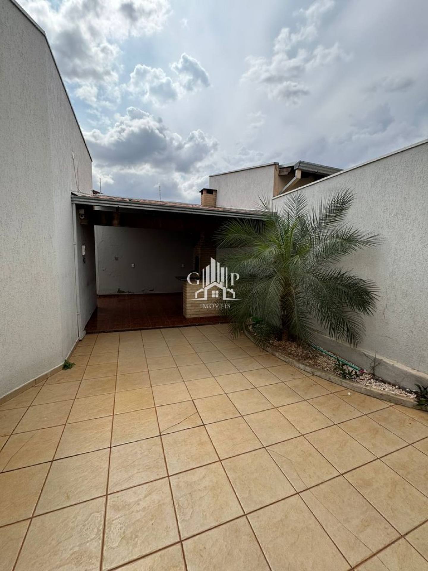 CASA À VENDA NO BAIRRO MARACANÃ COM 3 QUARTOS E CÔMODO COMERCIAL