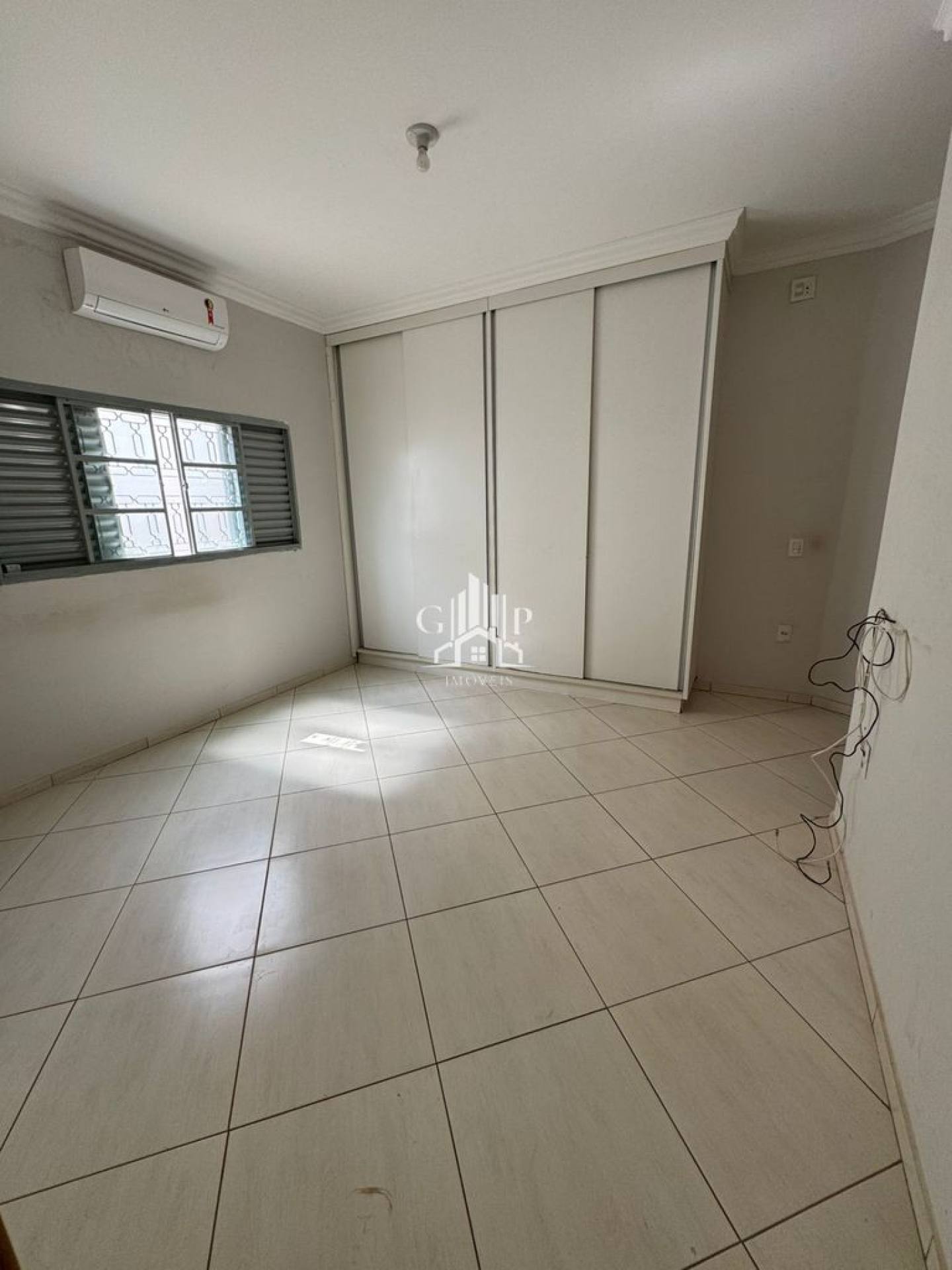 CASA À VENDA NO BAIRRO MARACANÃ COM 3 QUARTOS E CÔMODO COMERCIAL