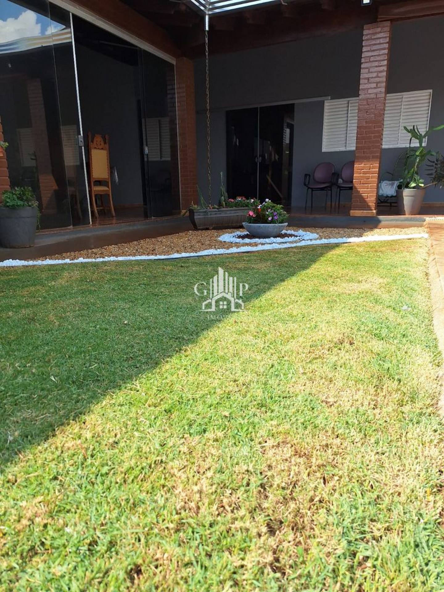 CASA NO JARDIM SÃO BENTO COM 3 QUARTOS 2 SUÍTES E GARAGEM PARA 3 CARROS