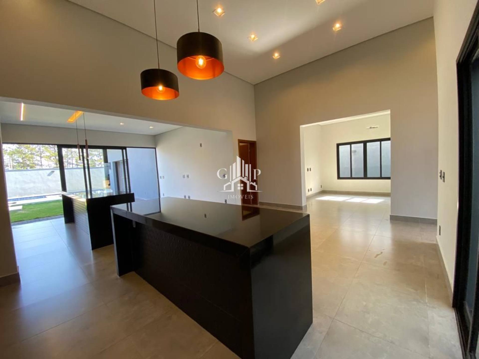 Linda casa no condomínio Cyrela 2, com 3 suítes e piscina.