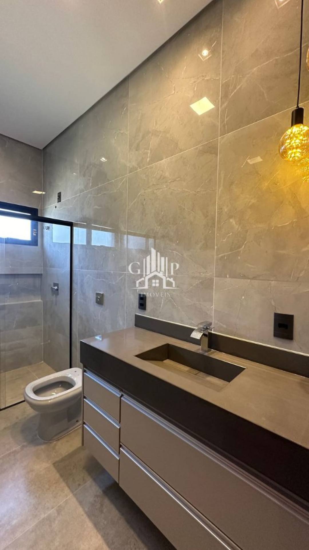 Linda casa no condomínio Cyrela 2, com 3 suítes e piscina.