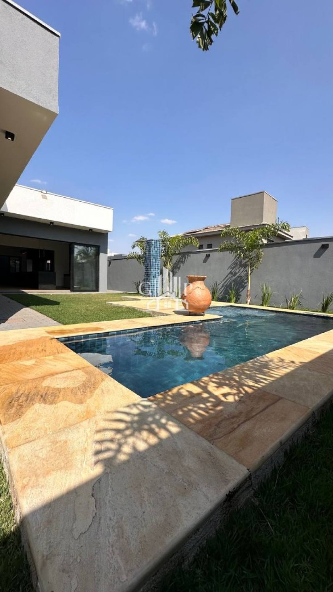 Linda casa no condomínio Cyrela 2, com 3 suítes e piscina.