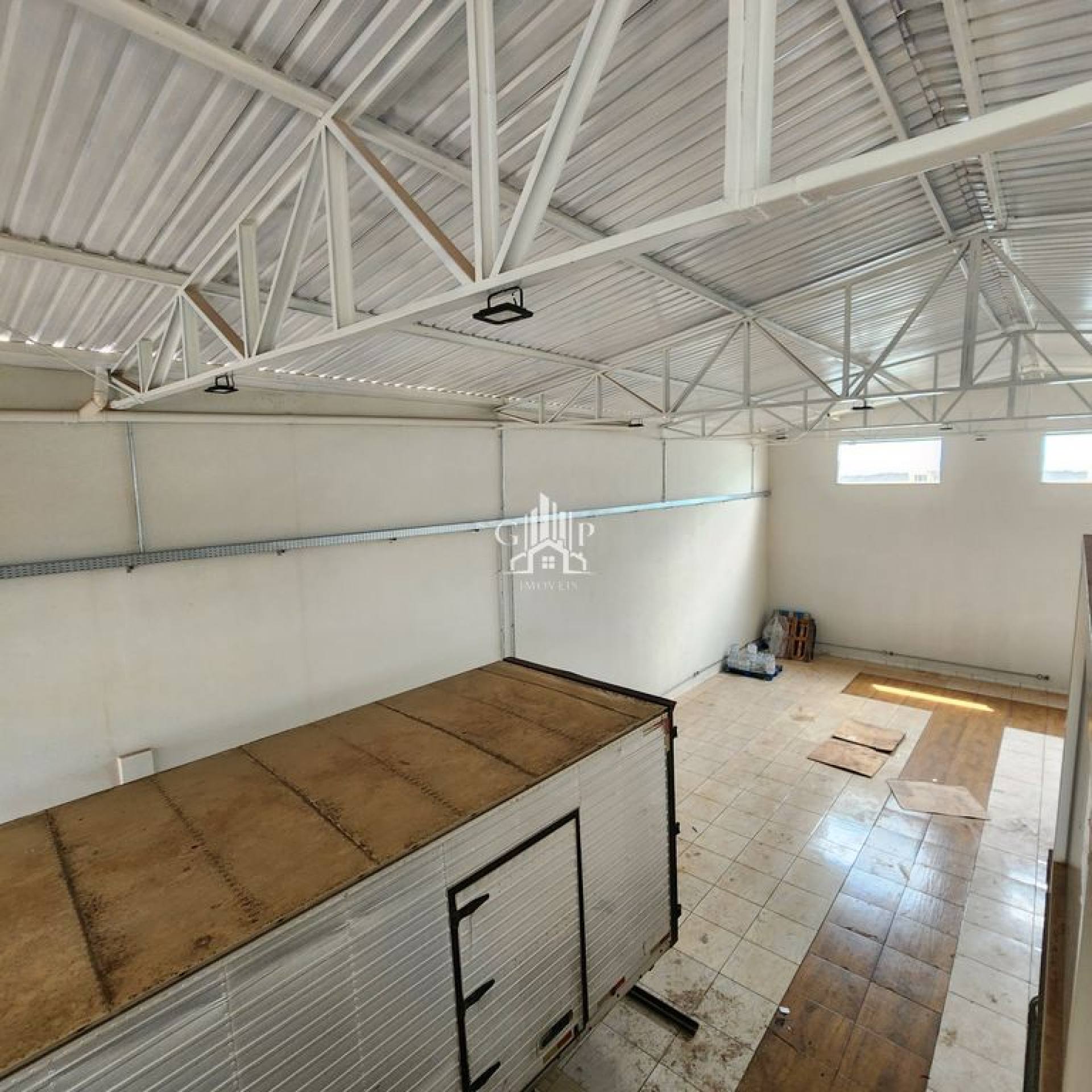 GALPÃO NOVO, COM 260M² EM AVENIDA MOVIMENTADA