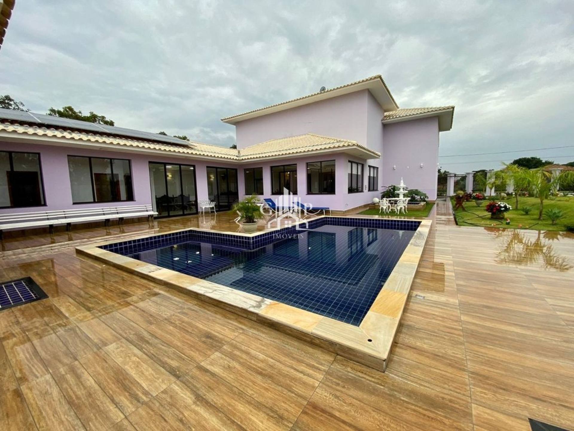 Linda casa com 04 suítes no condomínio Jockey Park