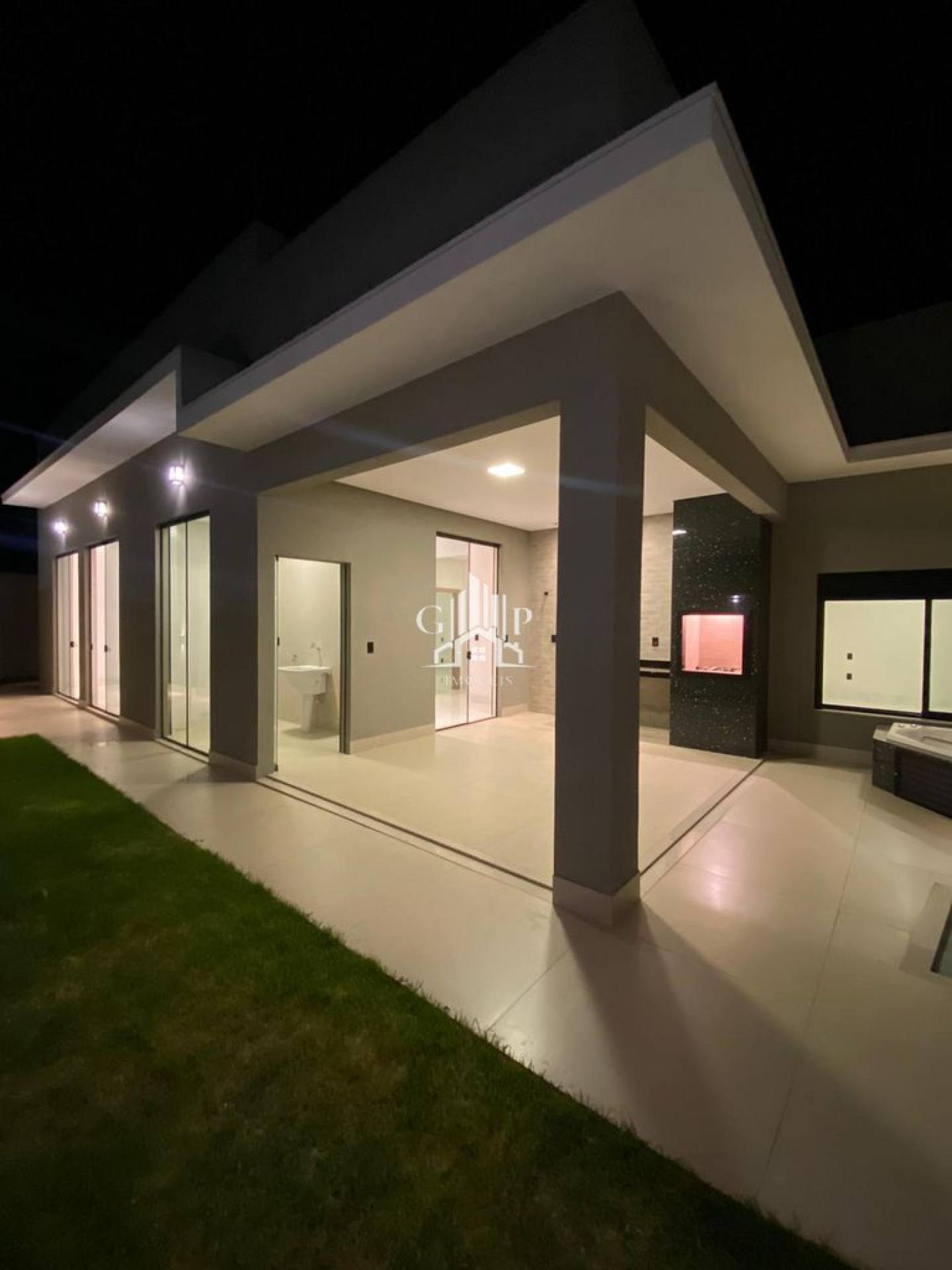 Linda casa de 3 quartos no bairro Jardim Nenê Gomes