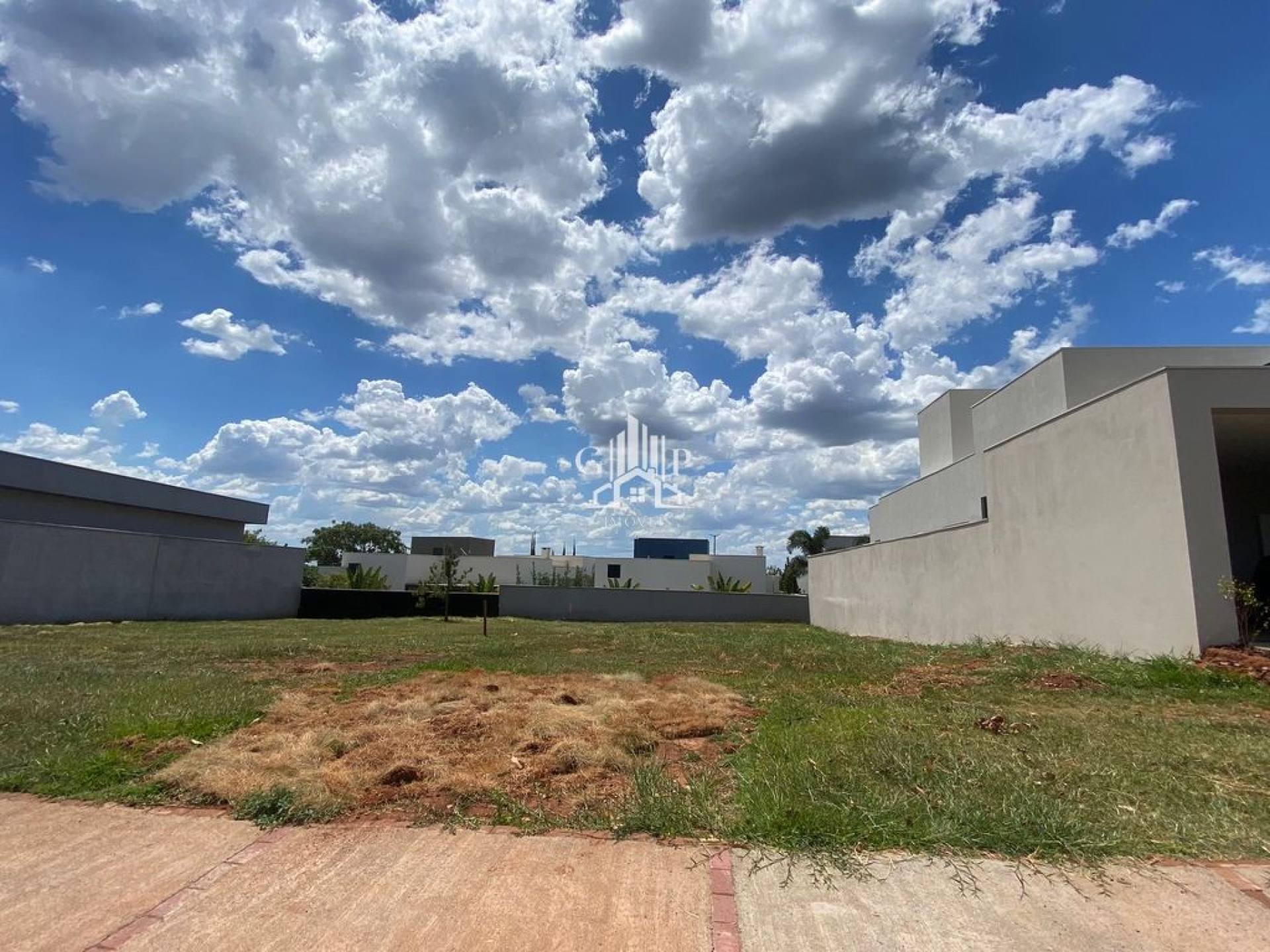 Lote disponível para venda em condomínio fechado