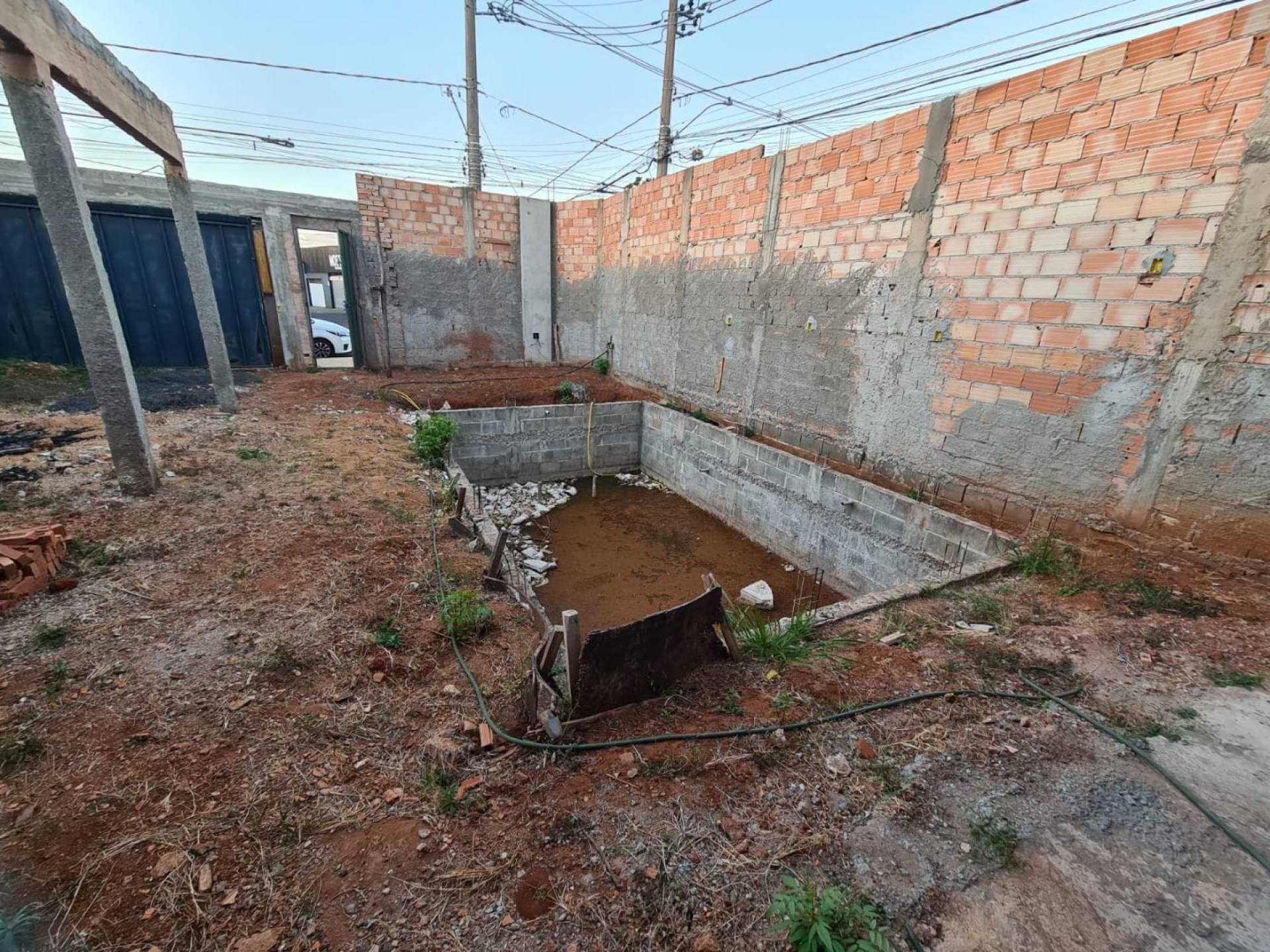 Casa Construção com 2 Pavimentos + Piscina +Terreno Amplo
