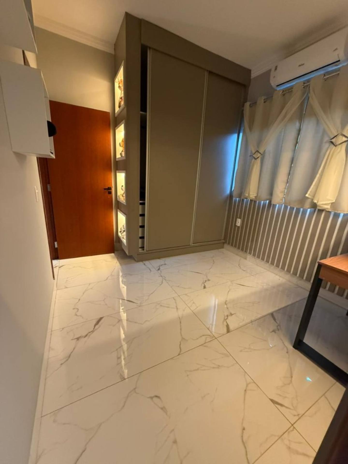 Casa Para Vender com 3 suítes no bairro Laranjeiras em Uberaba