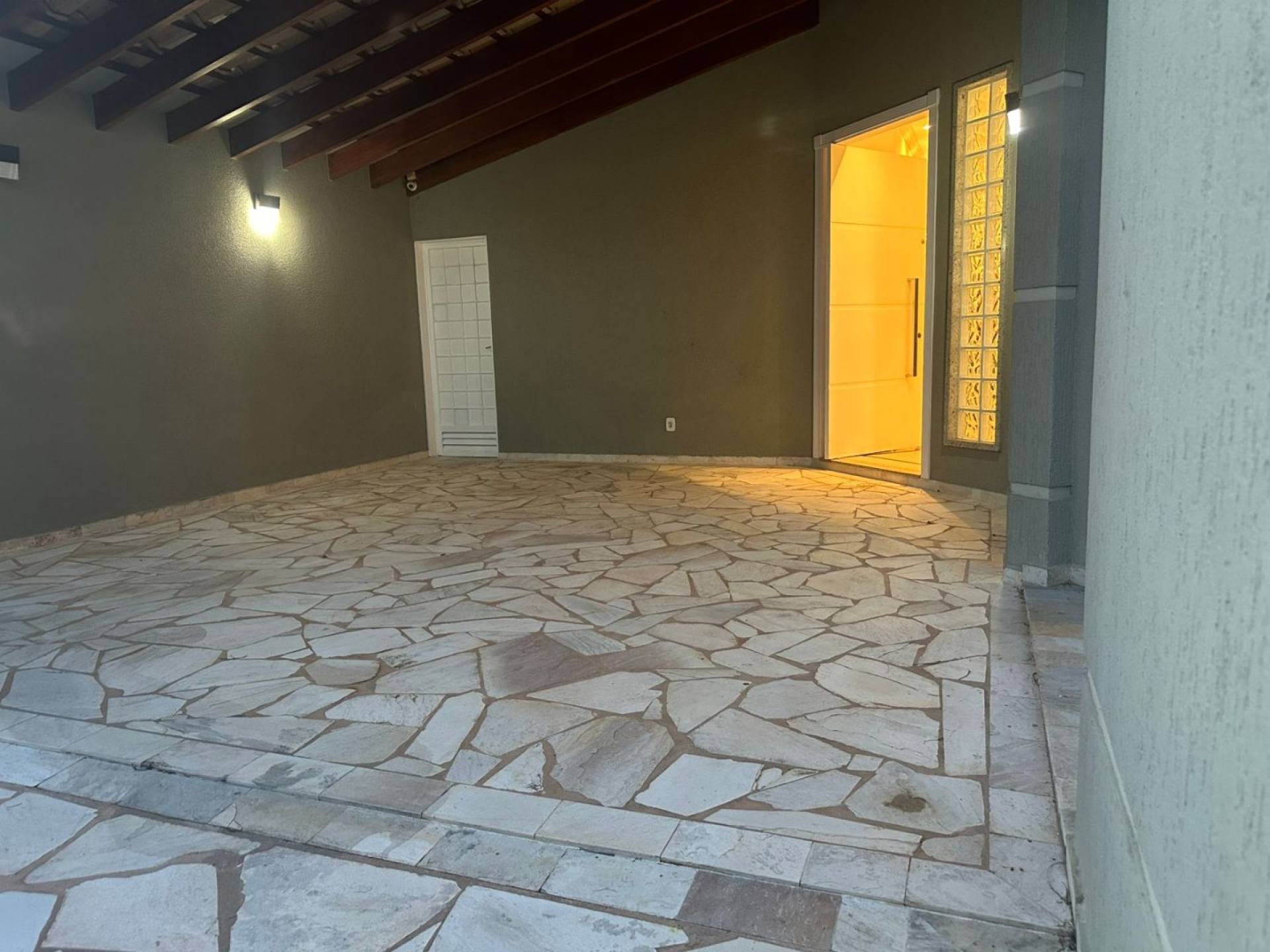Casa Para Alugar com 4 quartos 2 suítes no bairro Estados Unidos em Uberaba