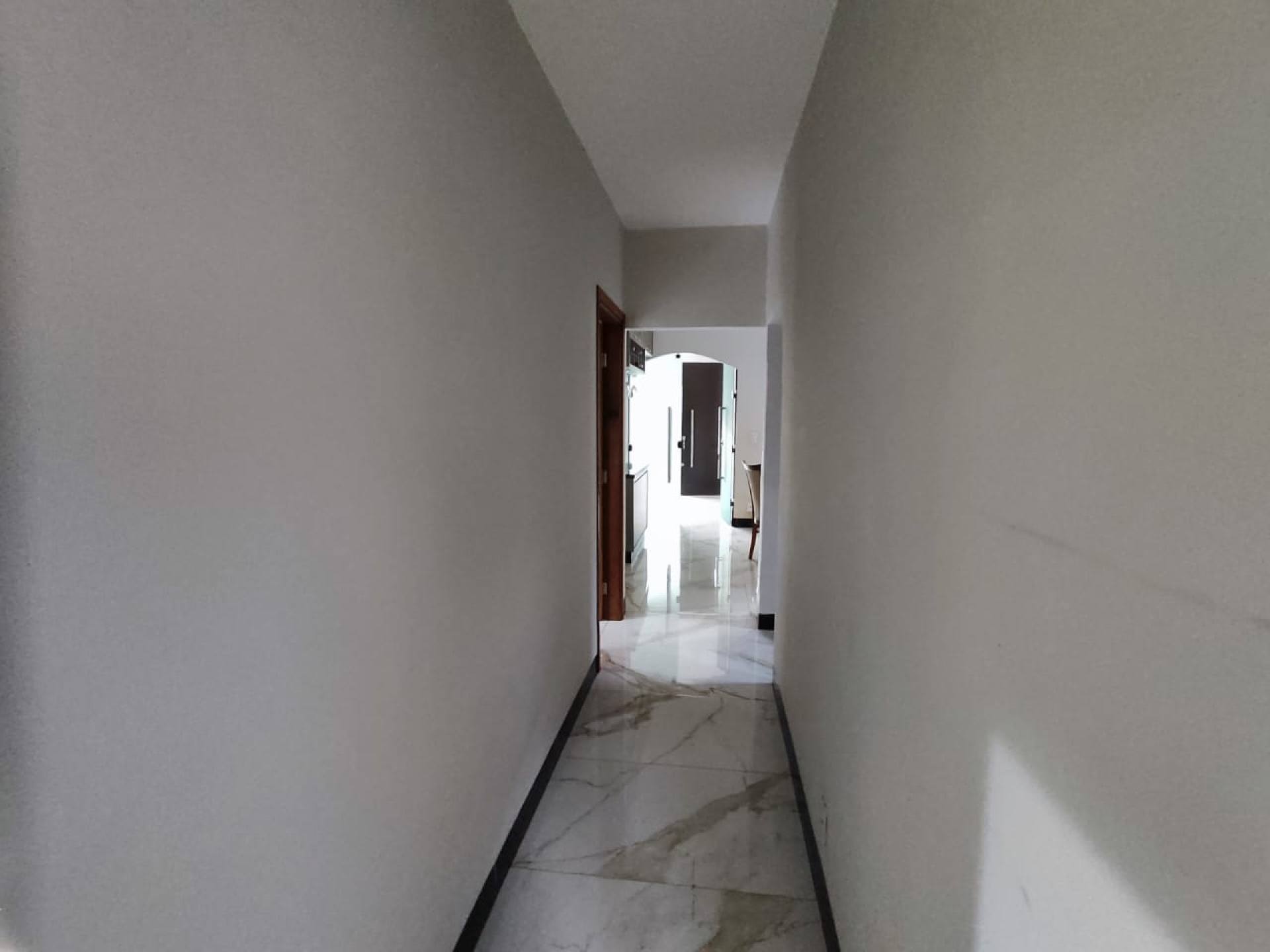 3 quartos com suíte sendo um dos quartos com closet planejado, um dos quartos com banheira de hidromassagem e outro quarto com sauna