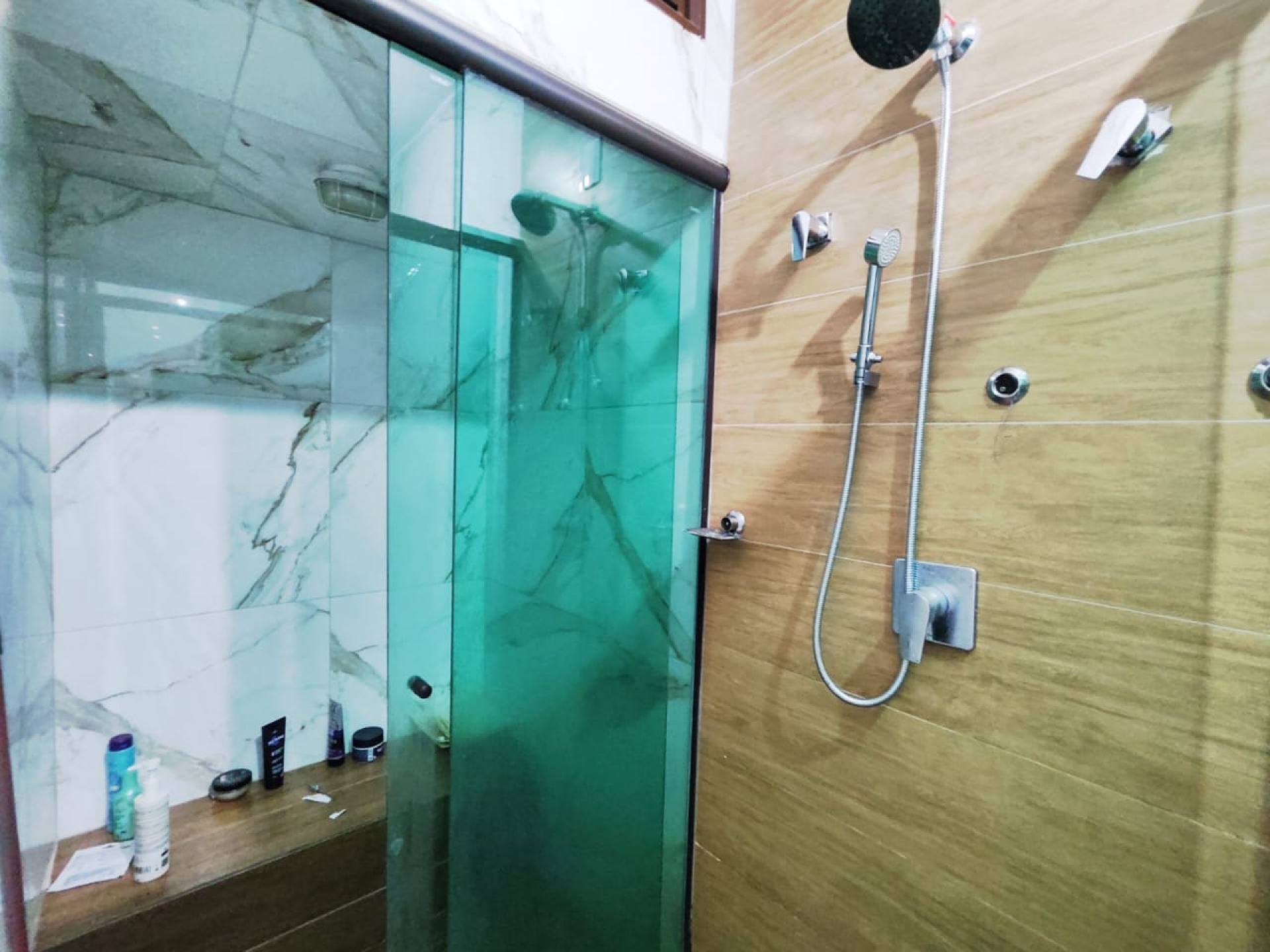 3 quartos com suíte sendo um dos quartos com closet planejado, um dos quartos com banheira de hidromassagem e outro quarto com sauna