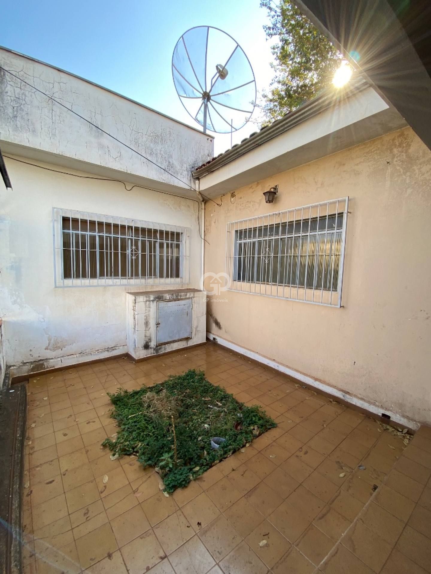 Casa com 2 quartos, sendo 1 suíte próxima ao estádio Uberabão.