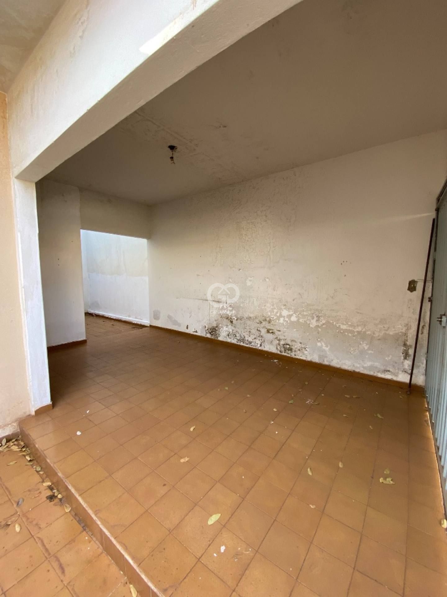 Casa com 2 quartos, sendo 1 suíte próxima ao estádio Uberabão.