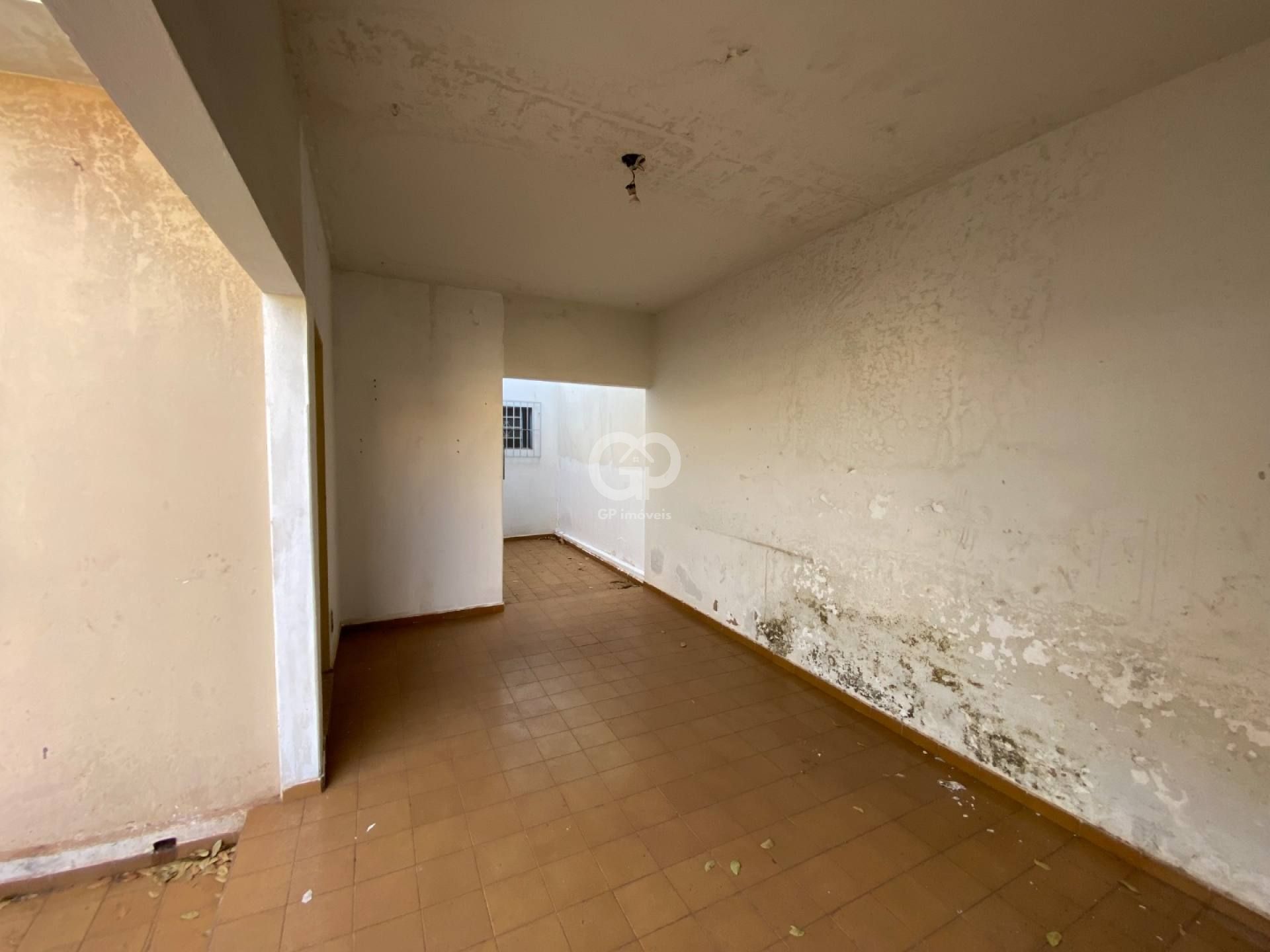 Casa com 2 quartos, sendo 1 suíte próxima ao estádio Uberabão.