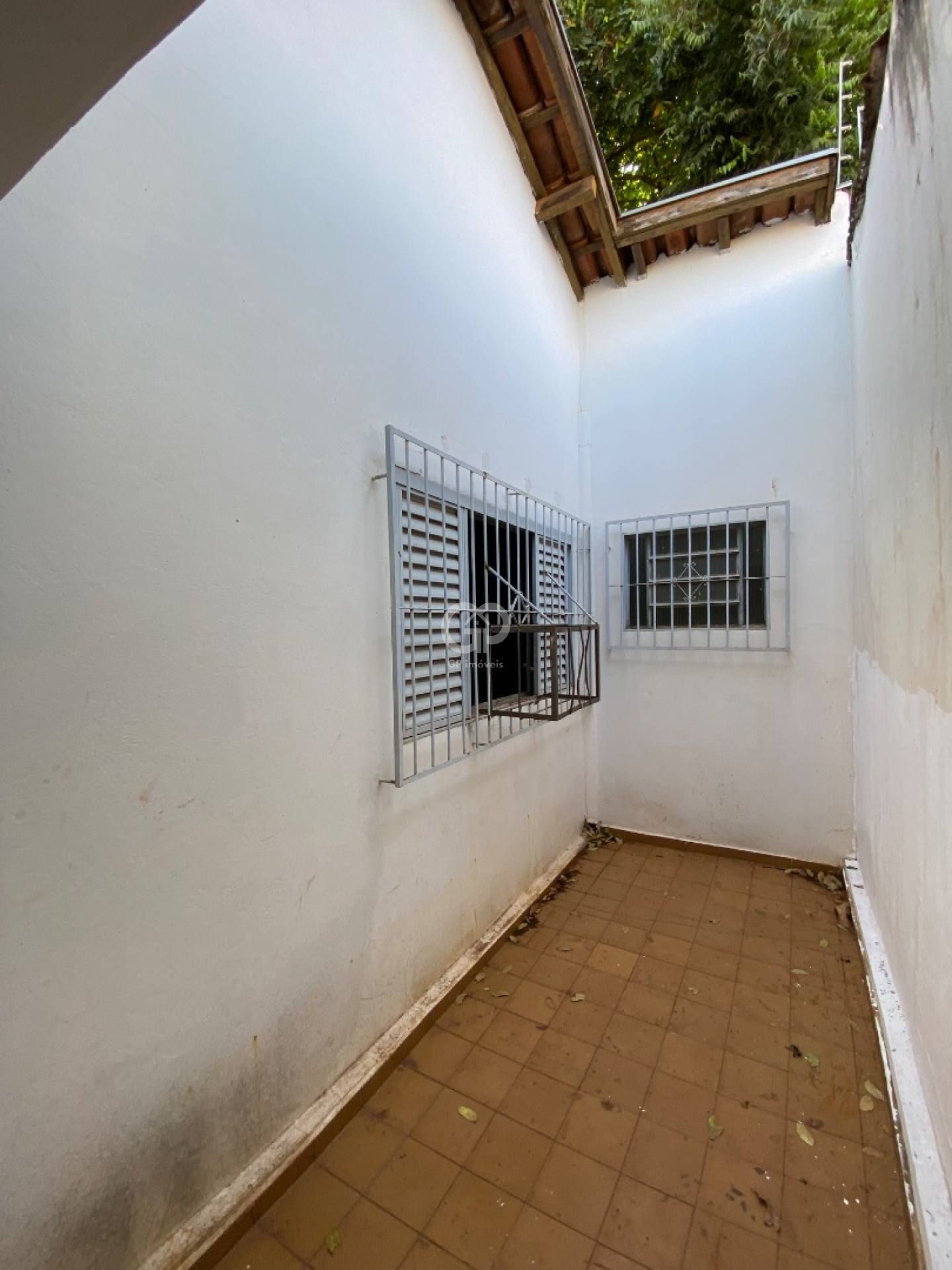 Casa com 2 quartos, sendo 1 suíte próxima ao estádio Uberabão.