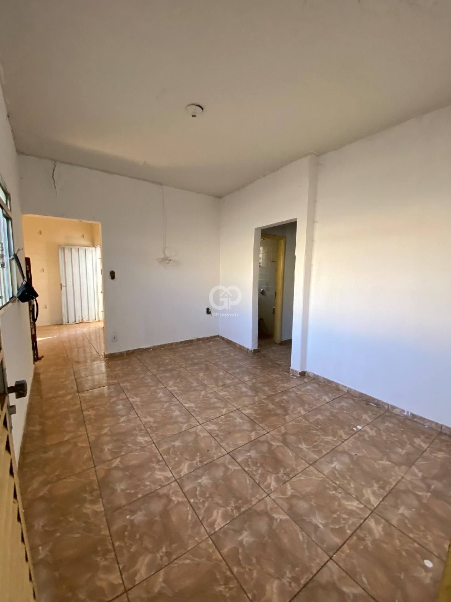 Casa com 2 quartos, sendo 1 suíte próxima ao estádio Uberabão.