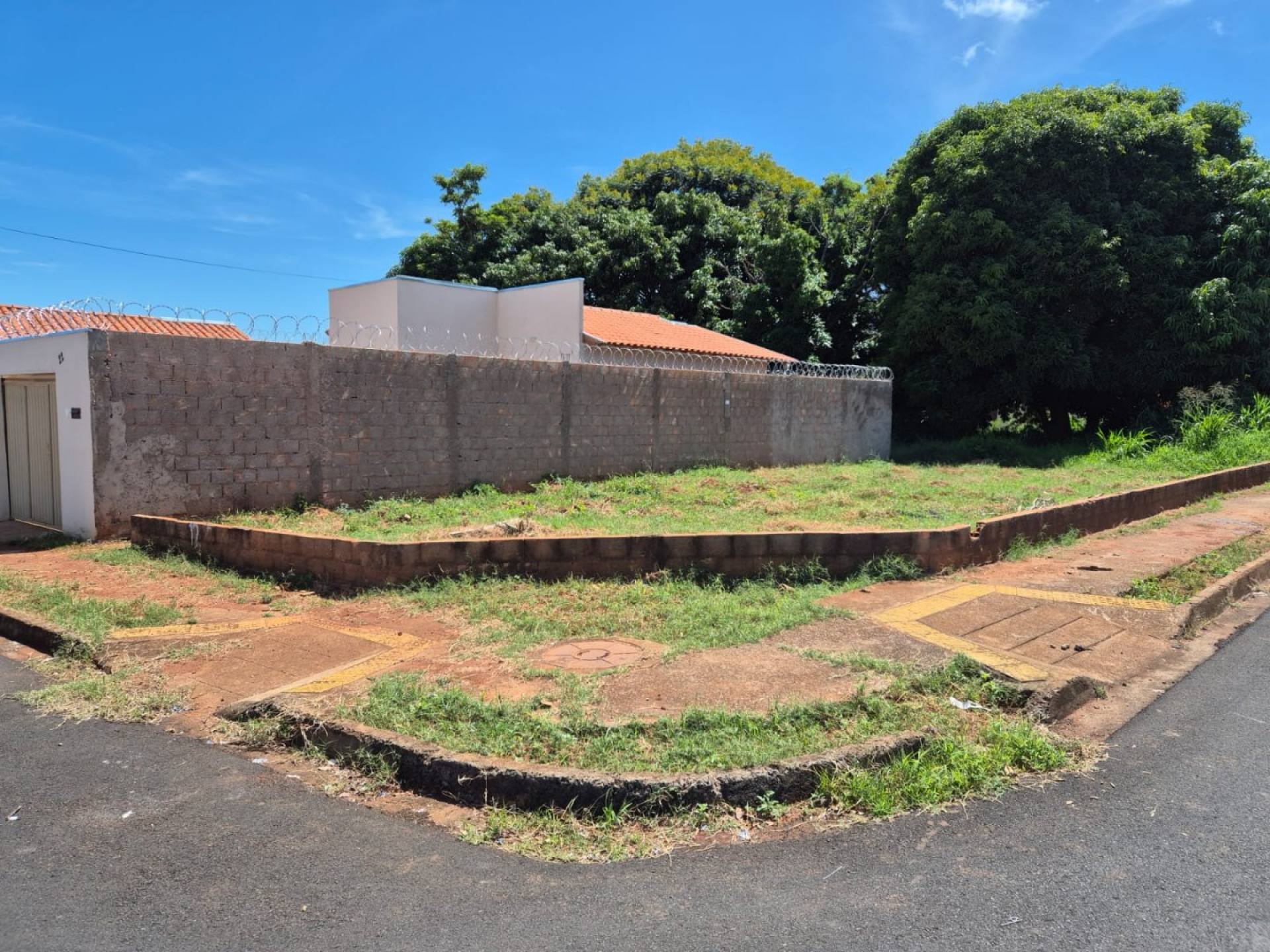Terreno de esquina no bairro Antônia Cândida com 202m²