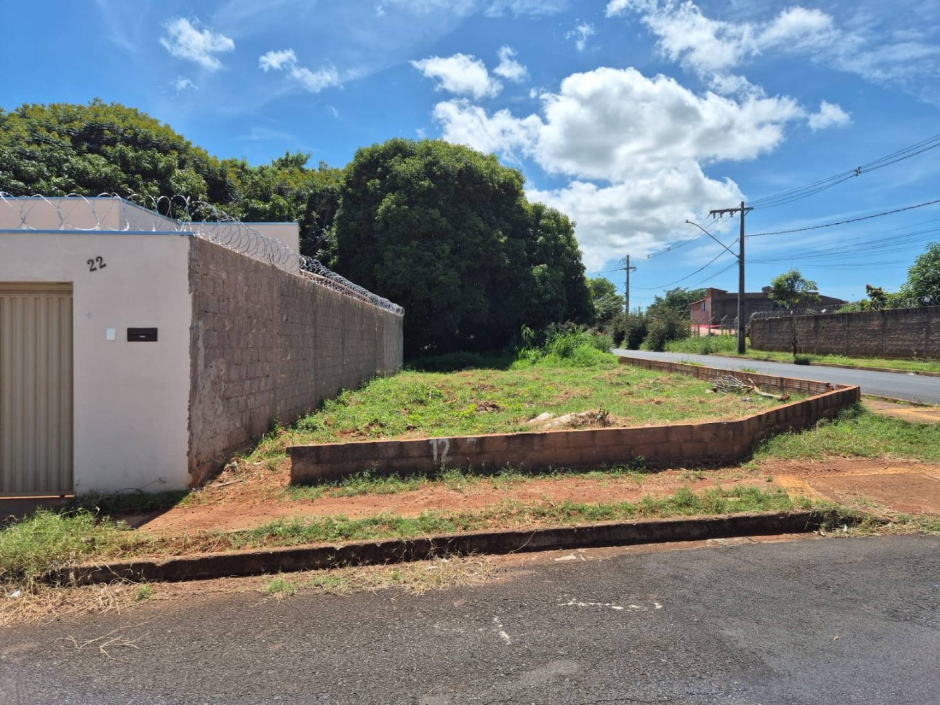 Terreno de esquina no bairro Antônia Cândida com 202m²
