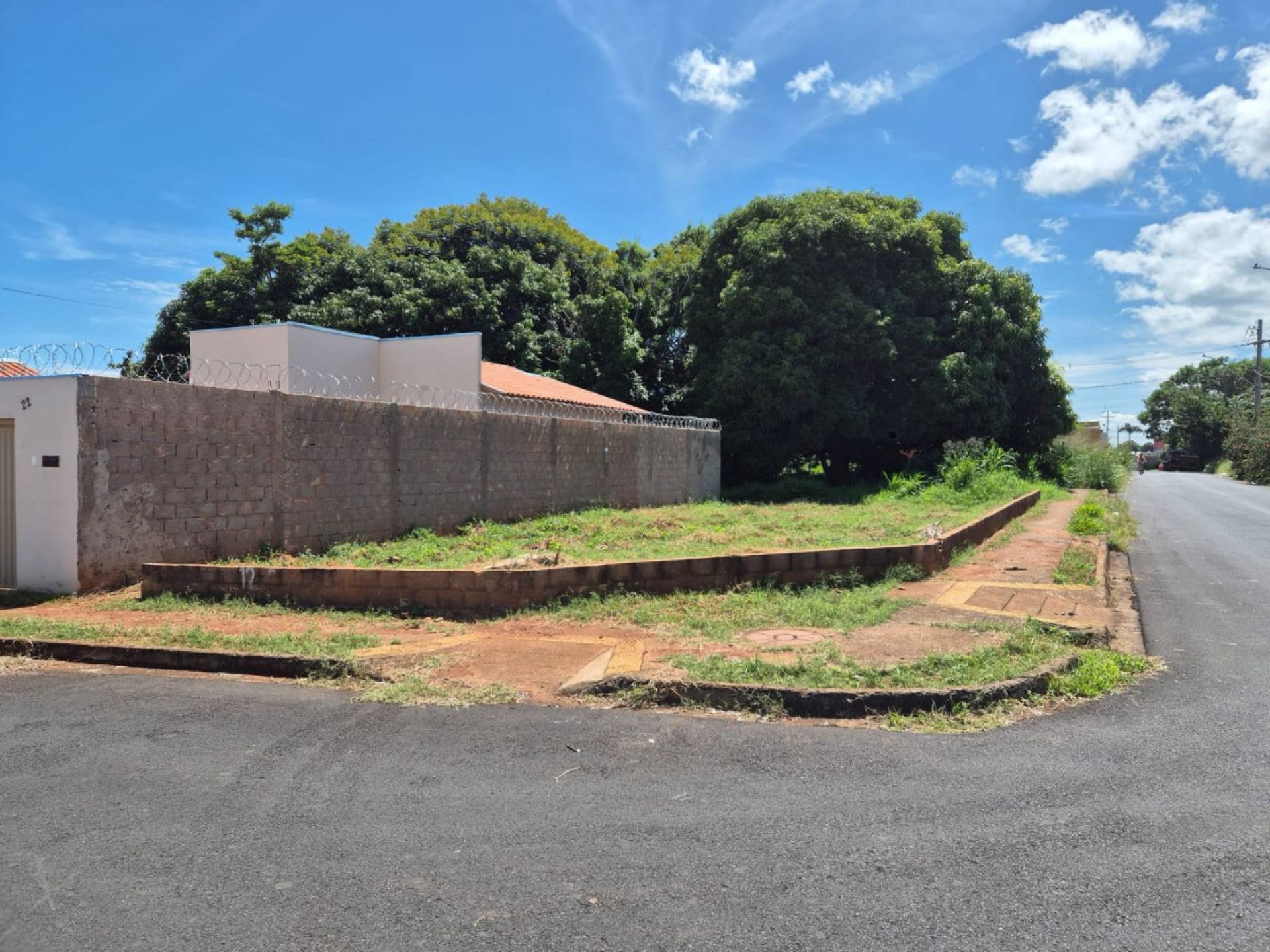 Terreno de esquina no bairro Antônia Cândida com 202m²