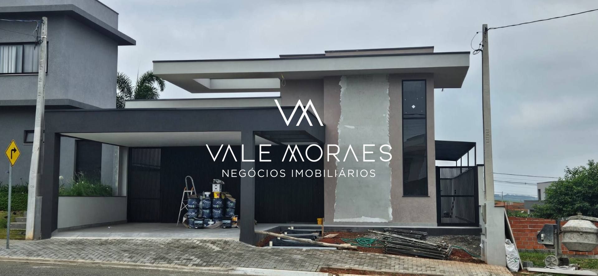 Casa Térrea em Condomínio - Reserva Aruanã - Loteamento Floresta - 3 Suítes - 174m².