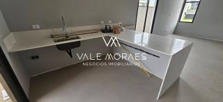 Casa Térrea em Condomínio - Reserva Aruanã - Loteamento Floresta - 3 Suítes - 174m².