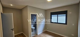 Casa Térrea em Condomínio - Reserva Aruanã - Loteamento Floresta - 3 Suítes - 174m².