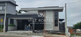 Casa Térrea em Condomínio - Reserva Aruanã - Loteamento Floresta - 3 Suítes - 174m².
