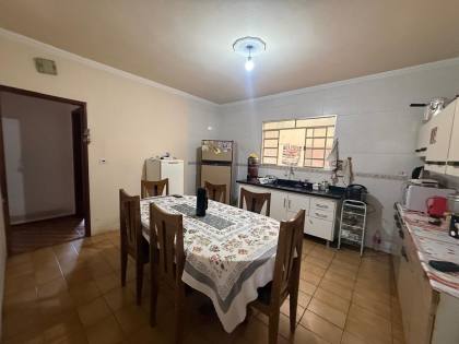 Casa com 4 Dormitórios, 2 Suítes e Garagem para 6 Carros no Jardim Portugal
