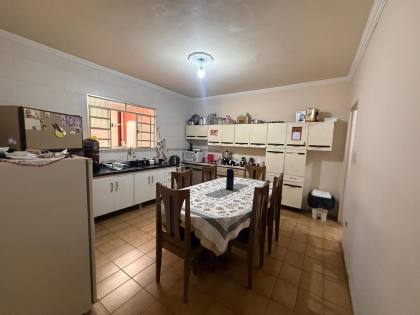 Casa com 4 Dormitórios, 2 Suítes e Garagem para 6 Carros no Jardim Portugal