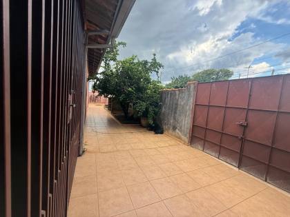 Casa com 4 Dormitórios, 2 Suítes e Garagem para 6 Carros no Jardim Portugal