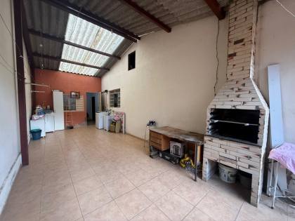 Casa com 4 Dormitórios, 2 Suítes e Garagem para 6 Carros no Jardim Portugal