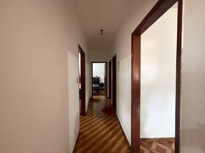 Casa com 4 Dormitórios, 2 Suítes e Garagem para 6 Carros no Jardim Portugal