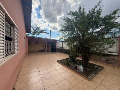 Casa com 4 Dormitórios, 2 Suítes e Garagem para 6 Carros no Jardim Portugal
