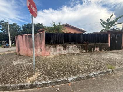 Casa com 4 Dormitórios, 2 Suítes e Garagem para 6 Carros no Jardim Portugal