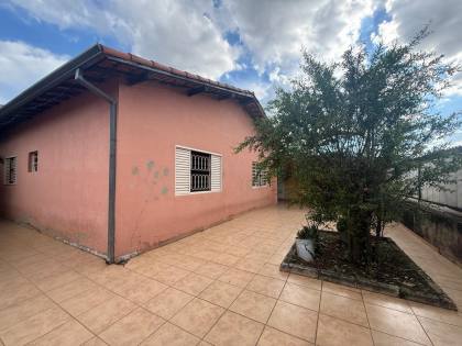 Casa com 4 Dormitórios, 2 Suítes e Garagem para 6 Carros no Jardim Portugal